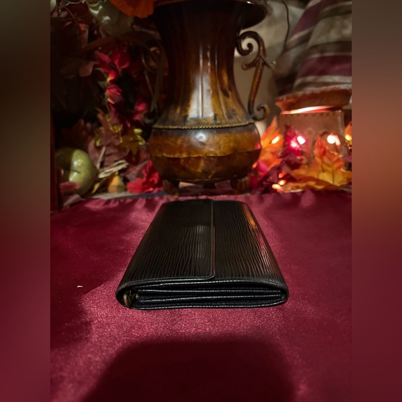 Authentic Louis Vuitton Black EPI Leather Unisex Wallet - Picture 5 of 12
